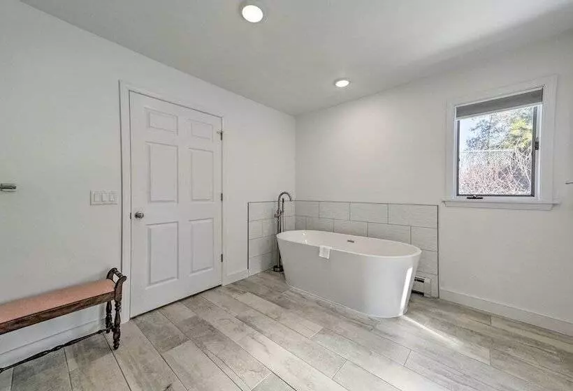 Idyllic Suttons Bay Home W/ 500  Of Waterfront