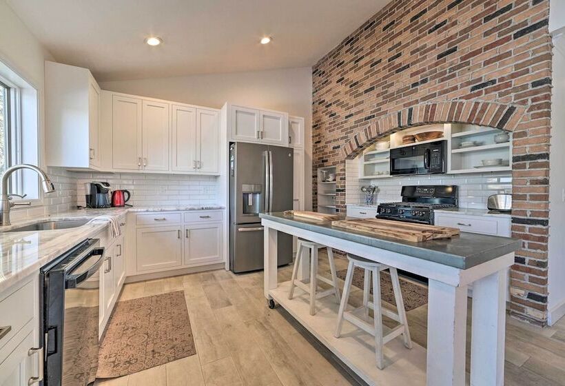 Idyllic Suttons Bay Home W/ 500  Of Waterfront