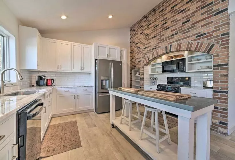 Idyllic Suttons Bay Home W/ 500  Of Waterfront