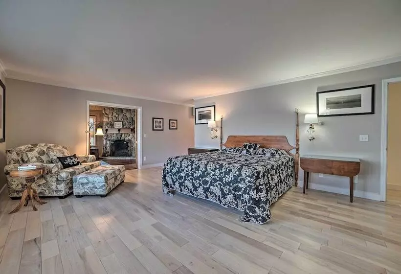 Idyllic Suttons Bay Home W/ 500  Of Waterfront