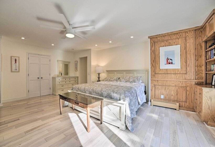 Idyllic Suttons Bay Home W/ 500  Of Waterfront