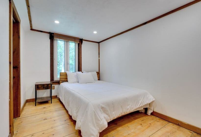 Killington Area Escape W/ Deck, Views & Hot Tub!