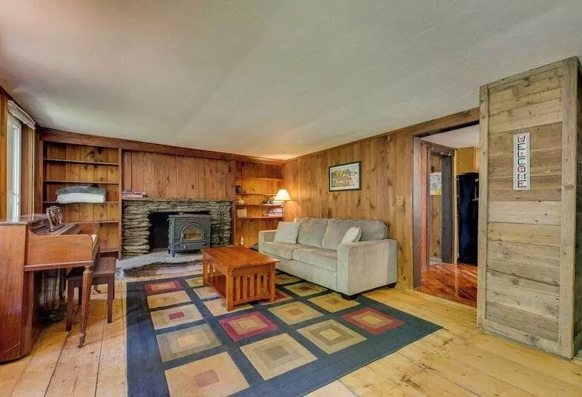 Killington Area Escape W/ Deck, Views & Hot Tub!