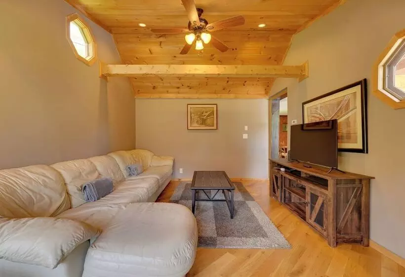 Killington Area Escape W/ Deck, Views & Hot Tub!