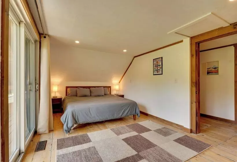 Killington Area Escape W/ Deck, Views & Hot Tub!