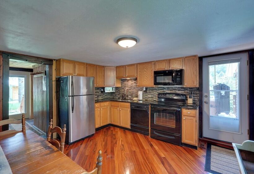 Killington Area Escape W/ Deck, Views & Hot Tub!