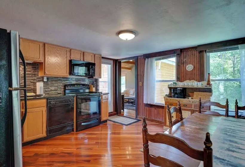 Killington Area Escape W/ Deck, Views & Hot Tub!
