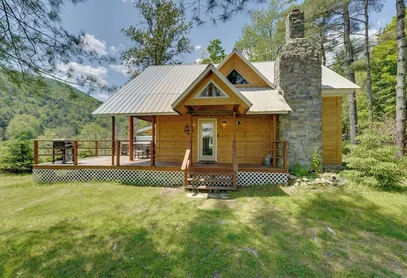 Killington Area Escape W/ Deck, Views & Hot Tub!