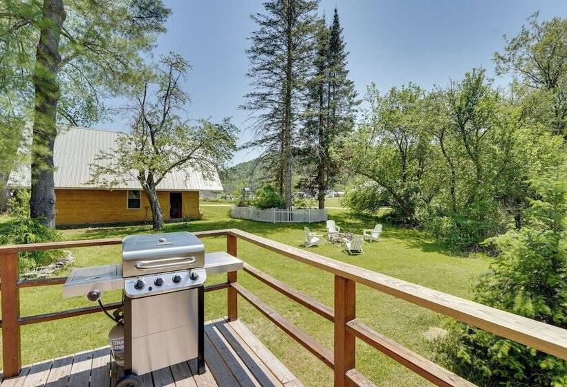 Killington Area Escape W/ Deck, Views & Hot Tub!