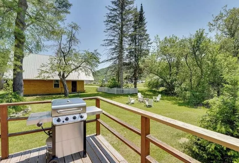 Killington Area Escape W/ Deck, Views & Hot Tub!
