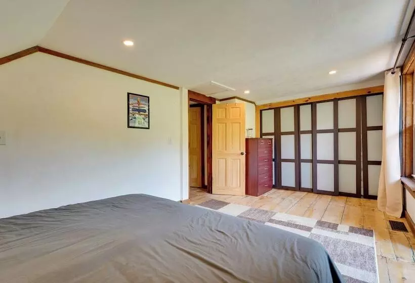 Killington Area Escape W/ Deck, Views & Hot Tub!