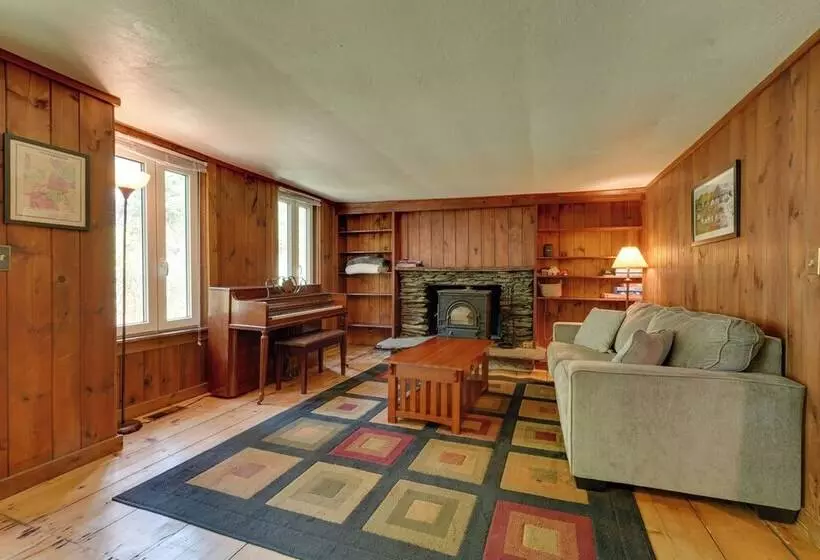 Killington Area Escape W/ Deck, Views & Hot Tub!