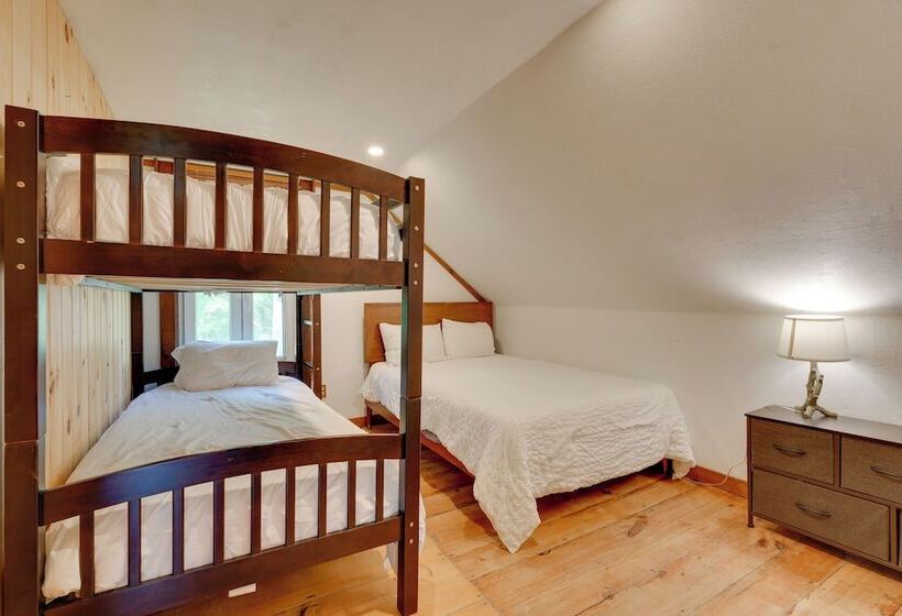 Killington Area Escape W/ Deck, Views & Hot Tub!