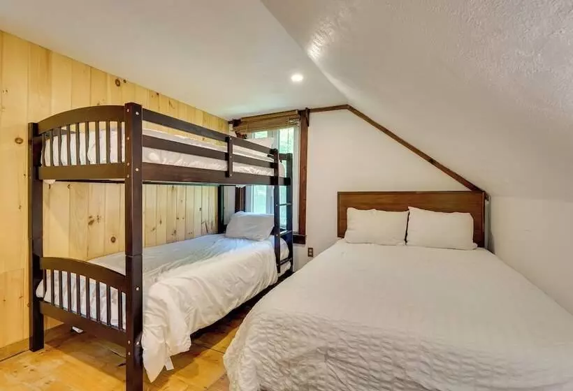 Killington Area Escape W/ Deck, Views & Hot Tub!