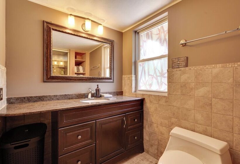 Killington Area Escape W/ Deck, Views & Hot Tub!