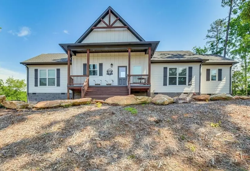Lake Keowee Getaway: Boat Dock, Deck, Grill!