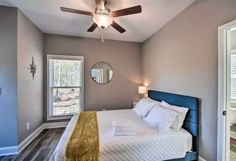 Lake Keowee Getaway: Boat Dock, Deck, Grill!