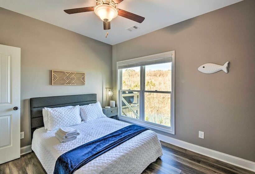 Lake Keowee Getaway: Boat Dock, Deck, Grill!