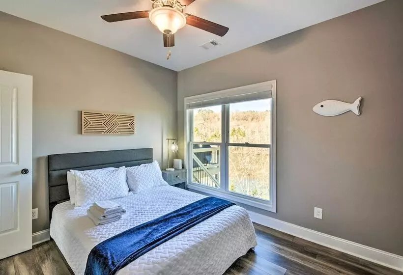 Lake Keowee Getaway: Boat Dock, Deck, Grill!