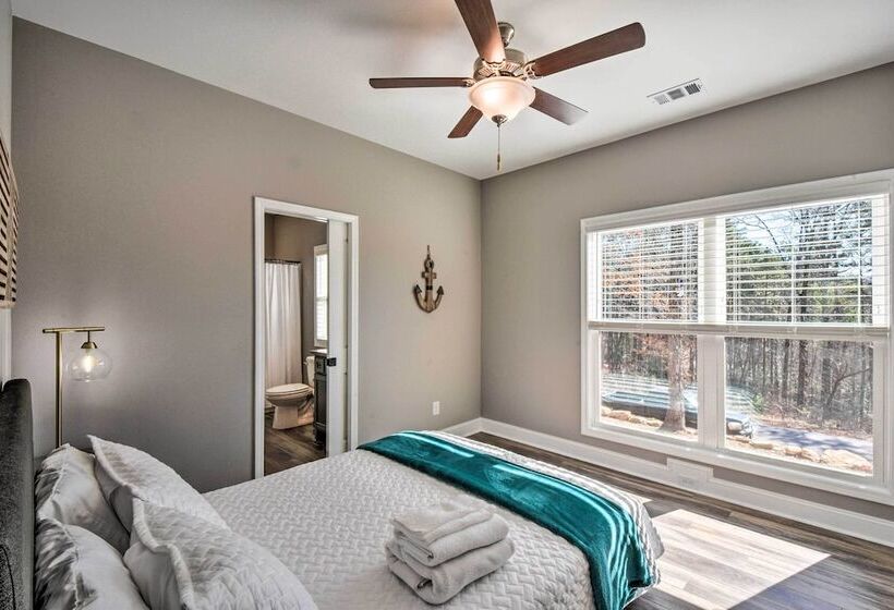 Lake Keowee Getaway: Boat Dock, Deck, Grill!