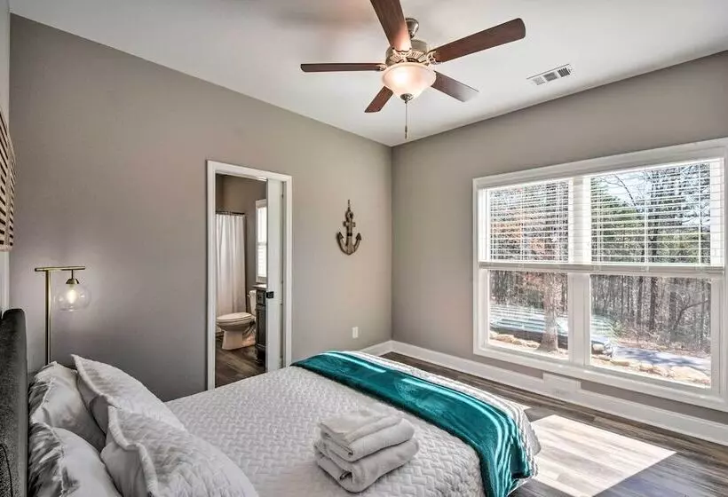 Lake Keowee Getaway: Boat Dock, Deck, Grill!