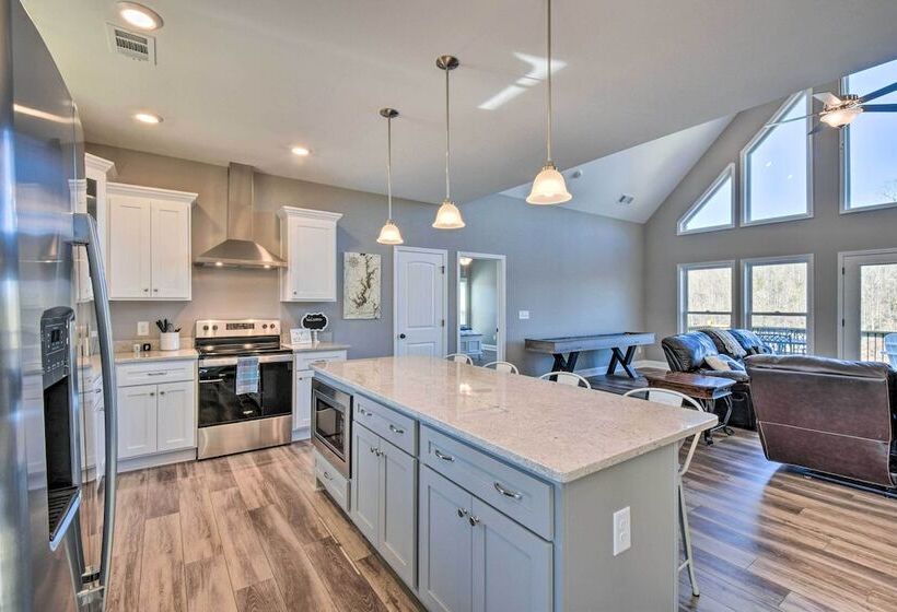 Lake Keowee Getaway: Boat Dock, Deck, Grill!