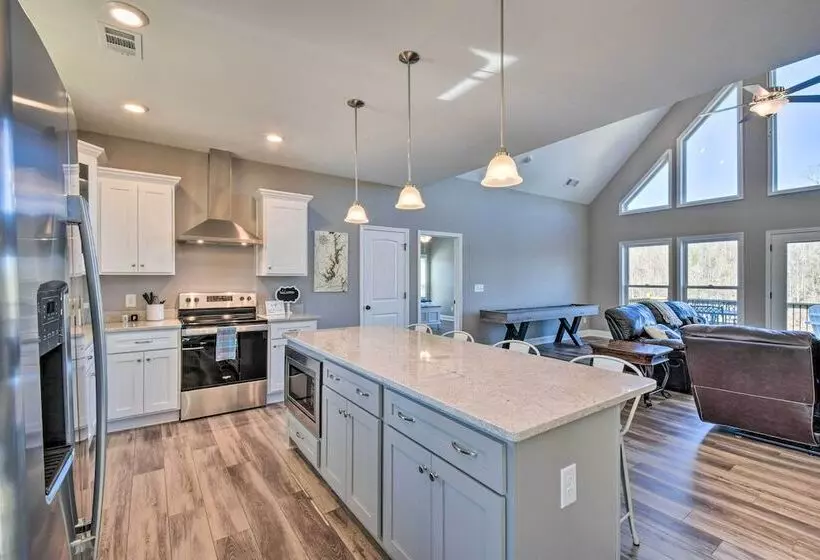 Lake Keowee Getaway: Boat Dock, Deck, Grill!