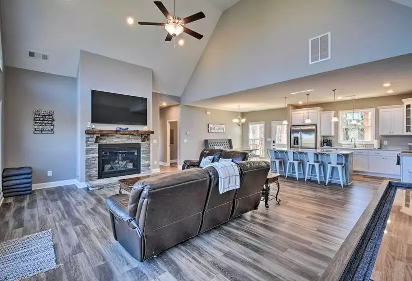 Lake Keowee Getaway: Boat Dock, Deck, Grill!