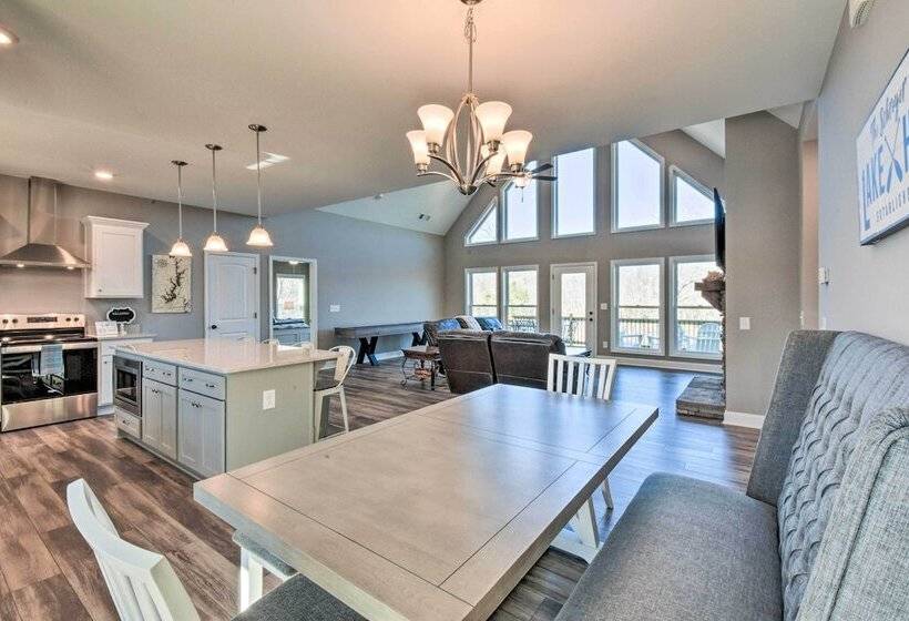 Lake Keowee Getaway: Boat Dock, Deck, Grill!