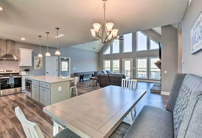 Lake Keowee Getaway: Boat Dock, Deck, Grill!