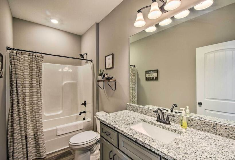 Lake Keowee Getaway: Boat Dock, Deck, Grill!