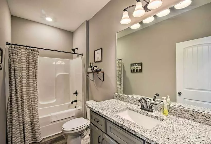 Lake Keowee Getaway: Boat Dock, Deck, Grill!