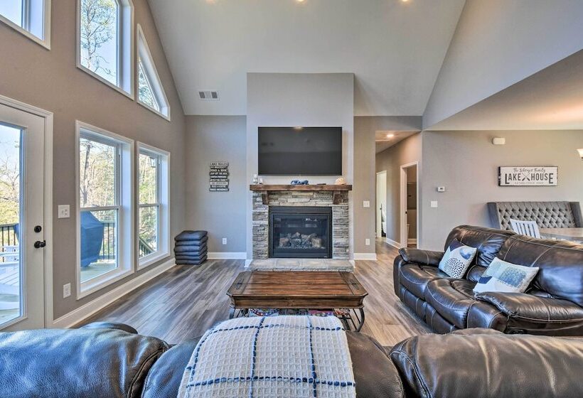 Lake Keowee Getaway: Boat Dock, Deck, Grill!