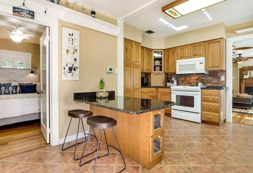 Lakefront Tavares Home W/ Deck, Patio & Dock!