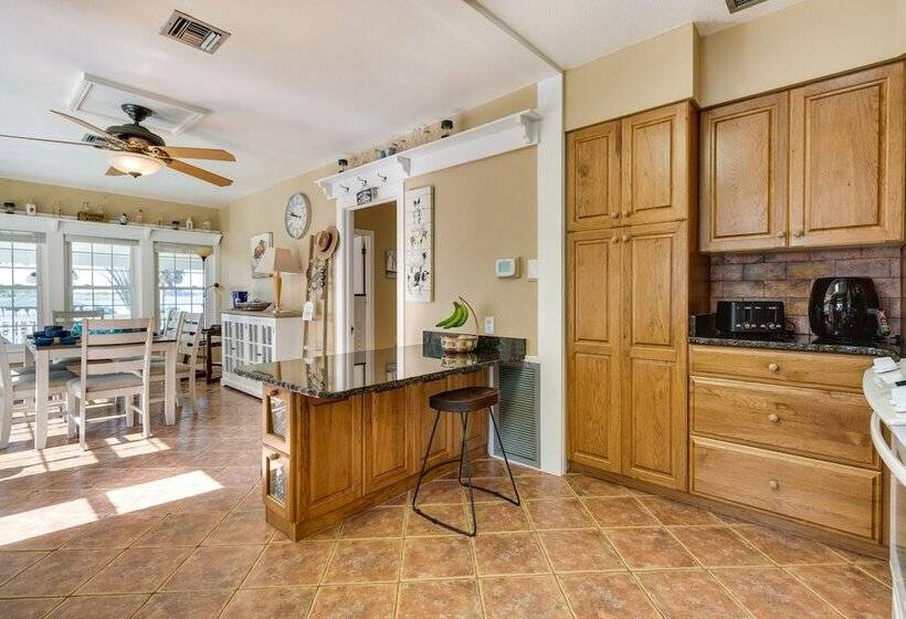 Lakefront Tavares Home W/ Deck, Patio & Dock!