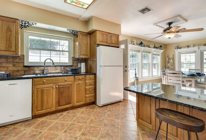 Lakefront Tavares Home W/ Deck, Patio & Dock!