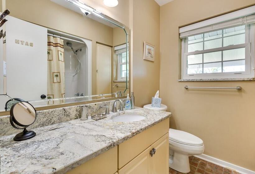 Lakefront Tavares Home W/ Deck, Patio & Dock!