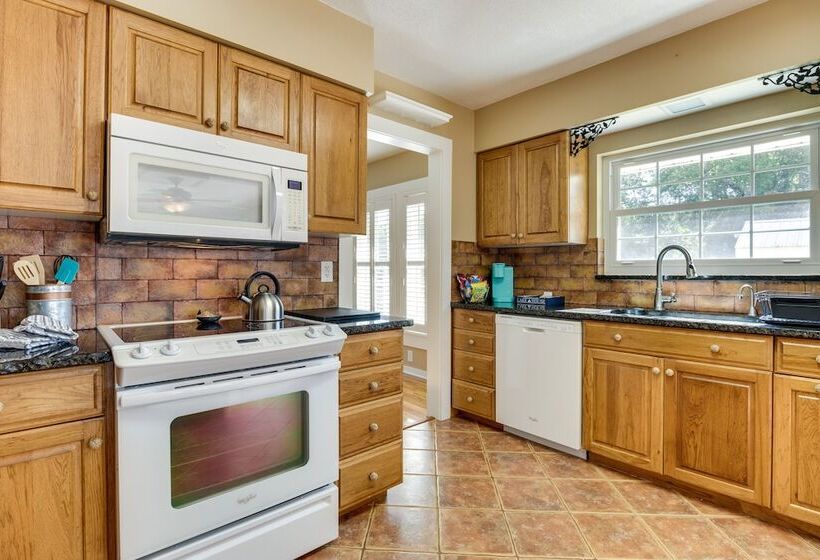 Lakefront Tavares Home W/ Deck, Patio & Dock!