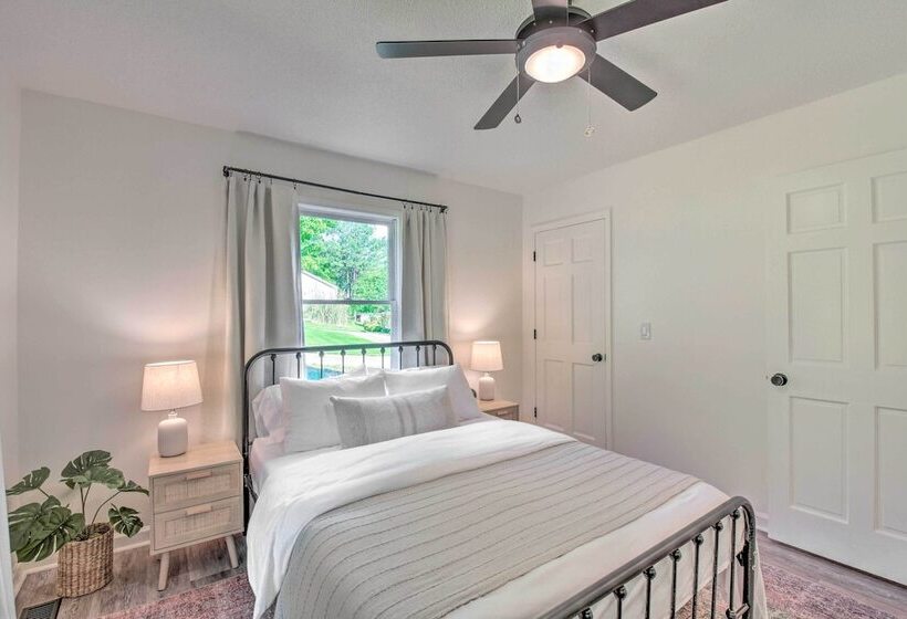 Lakefront Townville Gem W/ Boat Dock & Kayaks