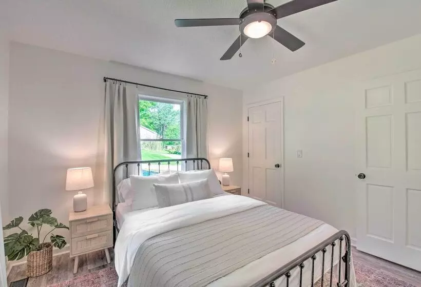 Lakefront Townville Gem W/ Boat Dock & Kayaks