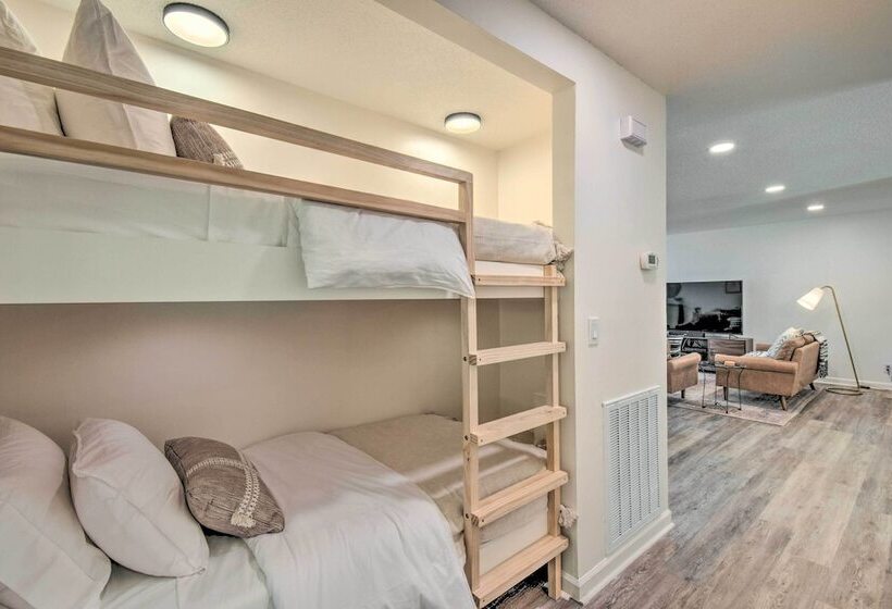 Lakefront Townville Gem W/ Boat Dock & Kayaks