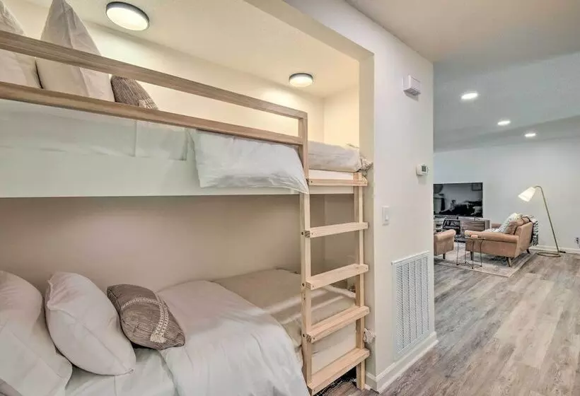 Lakefront Townville Gem W/ Boat Dock & Kayaks