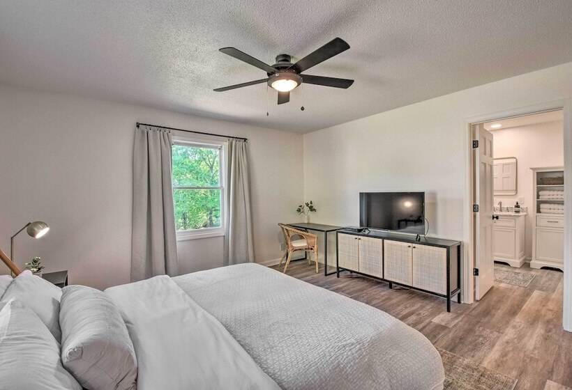 Lakefront Townville Gem W/ Boat Dock & Kayaks