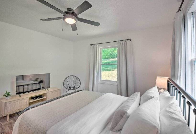 Lakefront Townville Gem W/ Boat Dock & Kayaks