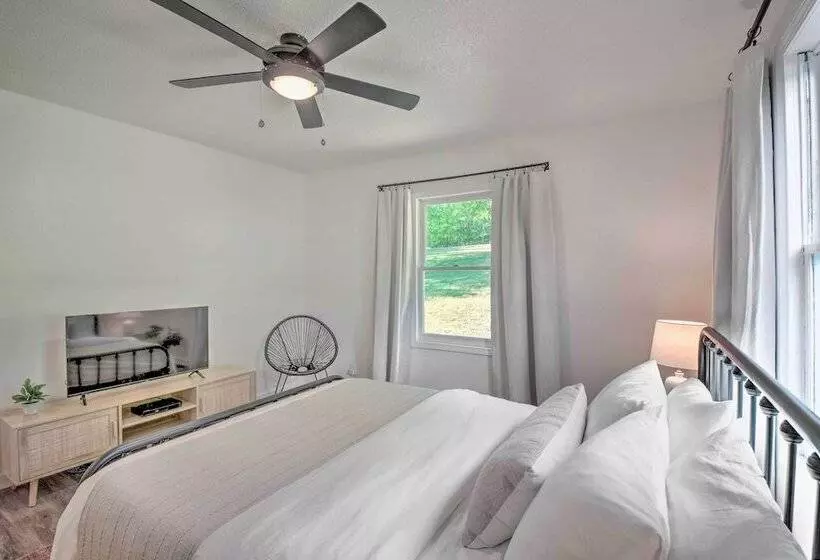 Lakefront Townville Gem W/ Boat Dock & Kayaks