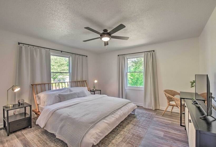 Lakefront Townville Gem W/ Boat Dock & Kayaks