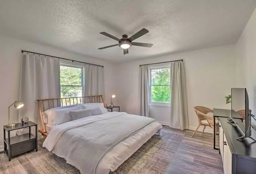 Lakefront Townville Gem W/ Boat Dock & Kayaks