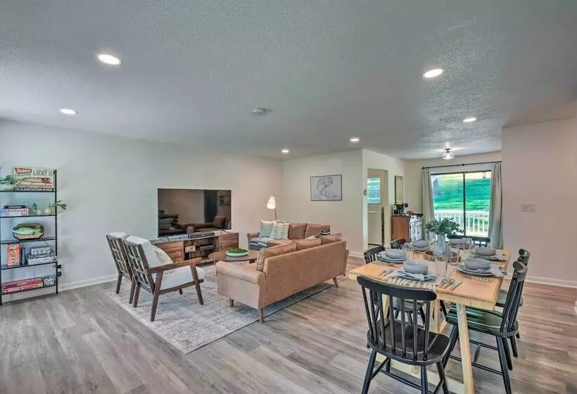 Lakefront Townville Gem W/ Boat Dock & Kayaks