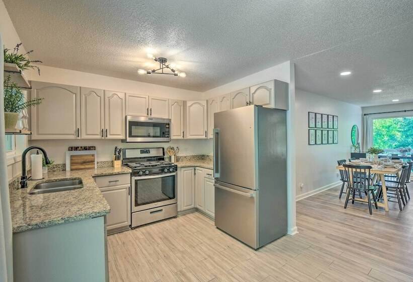 Lakefront Townville Gem W/ Boat Dock & Kayaks