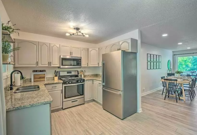 Lakefront Townville Gem W/ Boat Dock & Kayaks